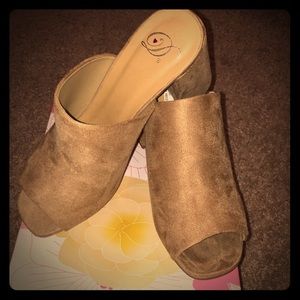Tan Mules Chuck Heel